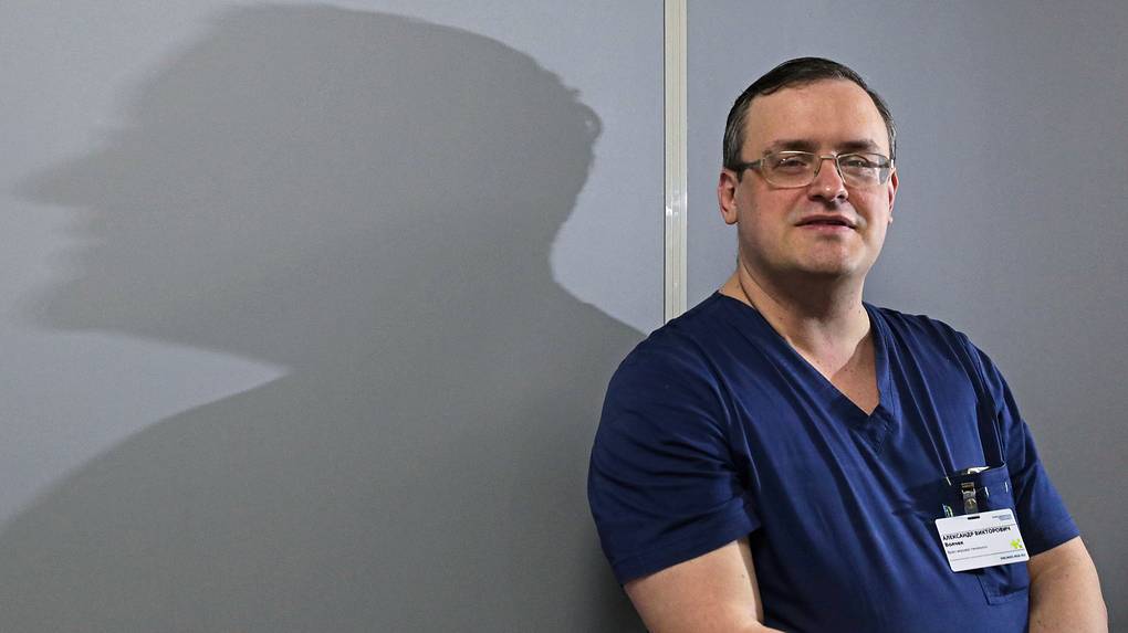 Незаметны под кожей. Новосибирский врач рассказал, как живет с шестью чипами в руках