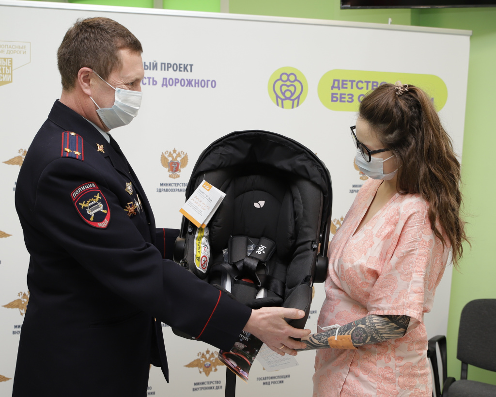Пациенткам перинатального центра вручат автолюльки