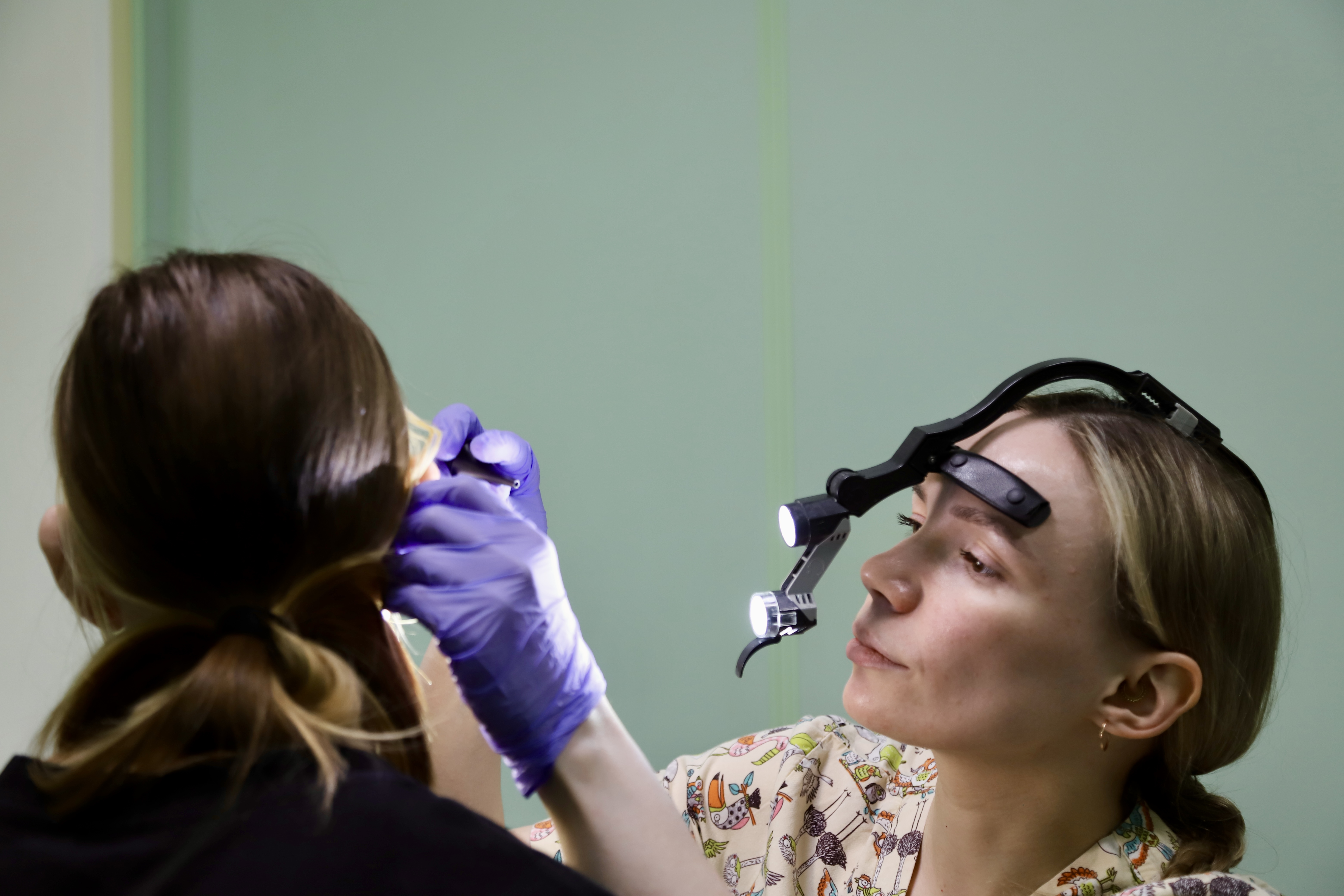 «Усилитель слуха» - безобидная обманка или откровенный вред?