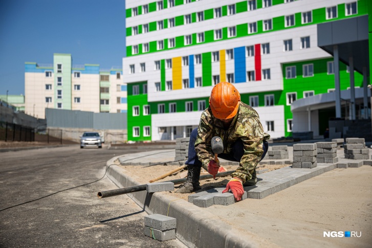 10 кадров со стройки нового перинатального центра — он уже раскрашен в яркие цвета